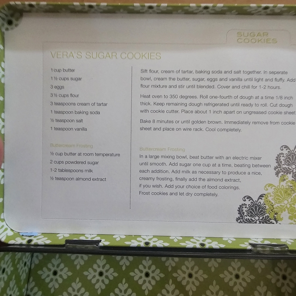 Vera Bradley Pocket Cooking Apron Set With Collectable Tin - Picture 8 of 10